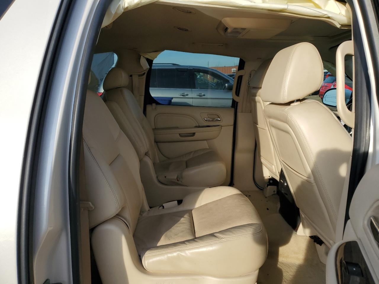 2008 Cadillac Escalade - Image 11
