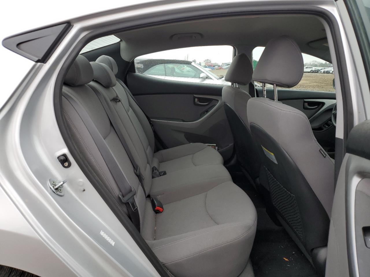 2016 Hyundai Elantra - Image 10