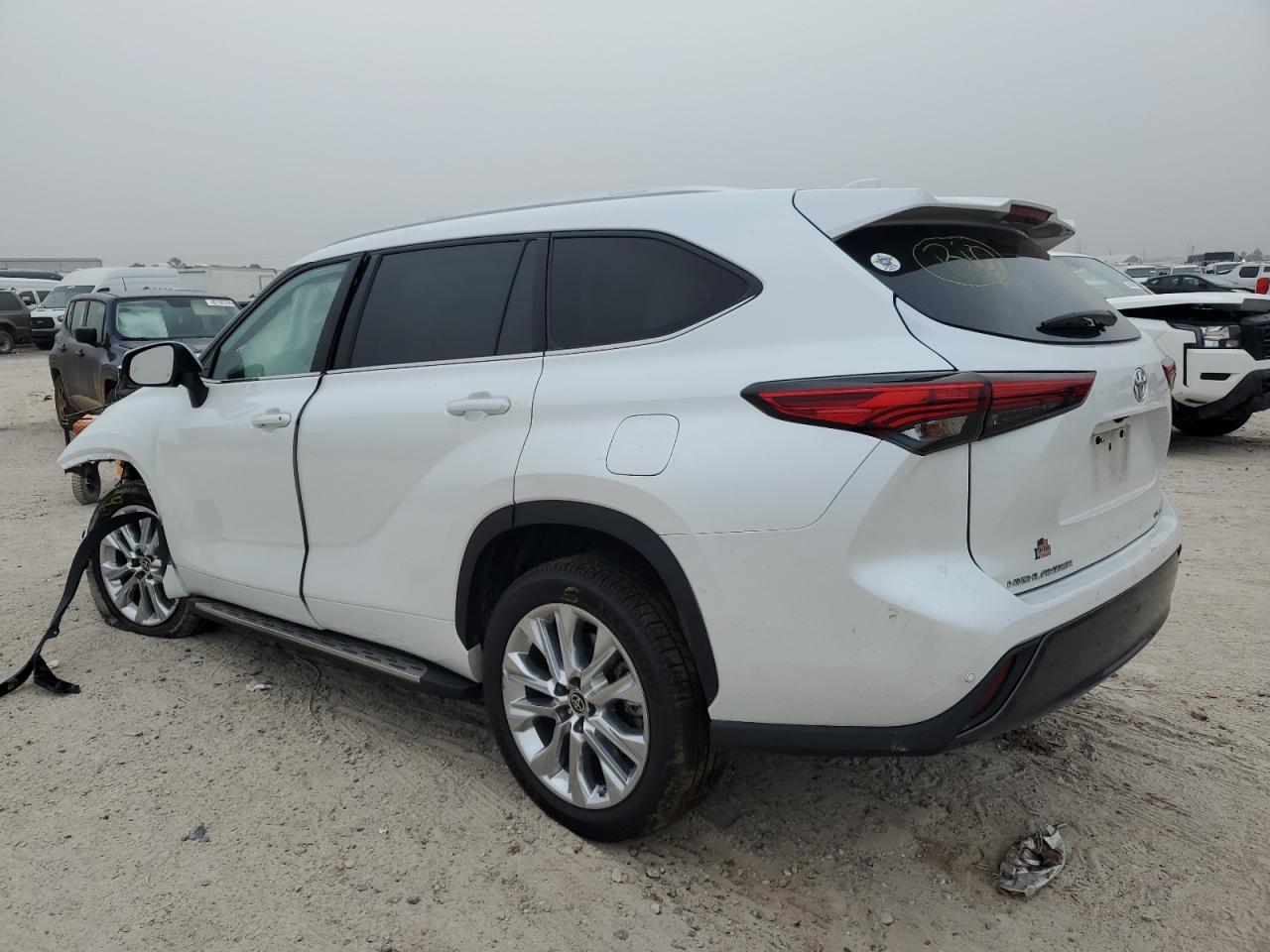 2022 Toyota Highlander - Image 2