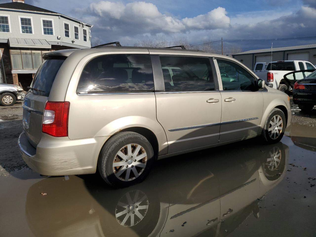 2014 Chrysler Town & Country - Image 3