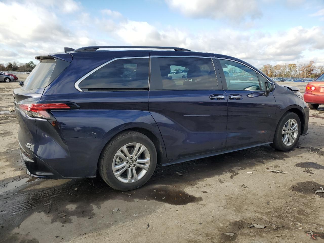 2022 Toyota Sienna - Image 3