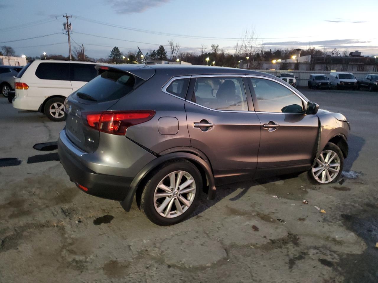 2018 Nissan Rogue - Image 3