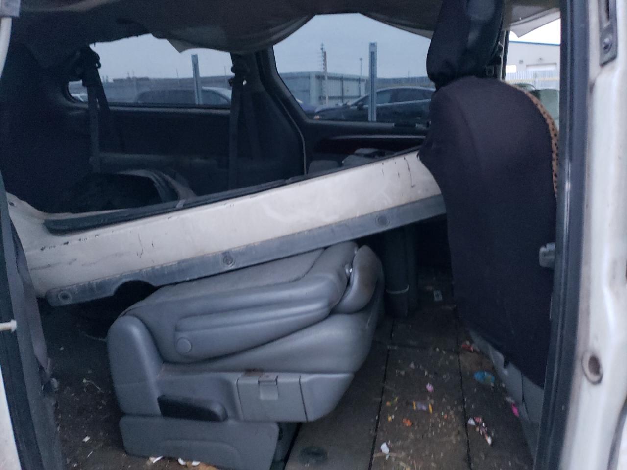 2006 Chrysler Town & Country - Image 11