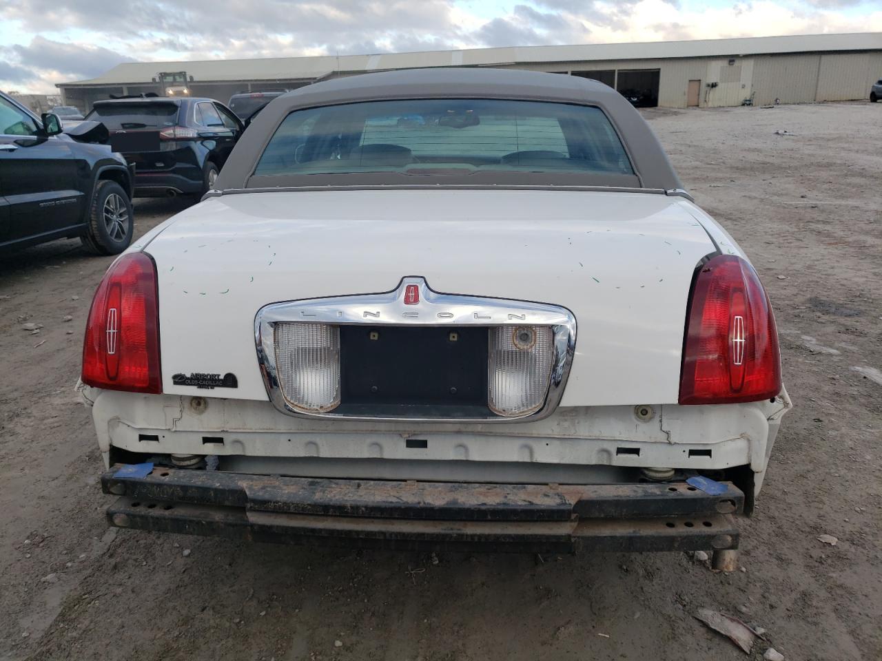 2001 Lincoln Town Car - Image 6