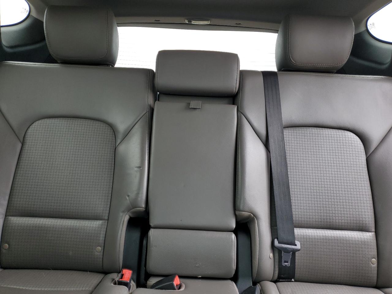 2013 Hyundai Santa Fe - Image 10