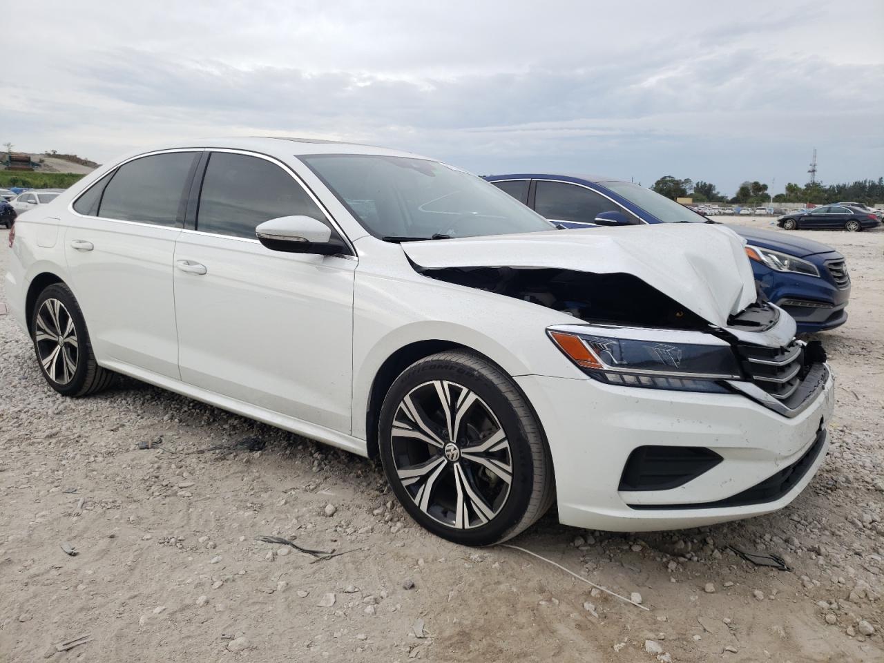 2021 Volkswagen Passat - Image 4