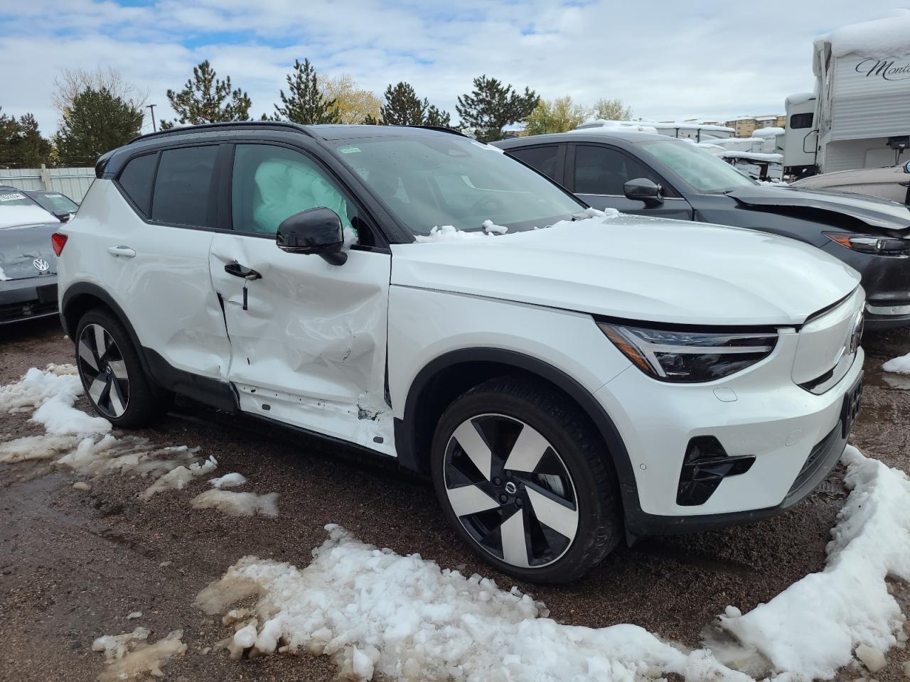 2023 Volvo XC40 - Image 4