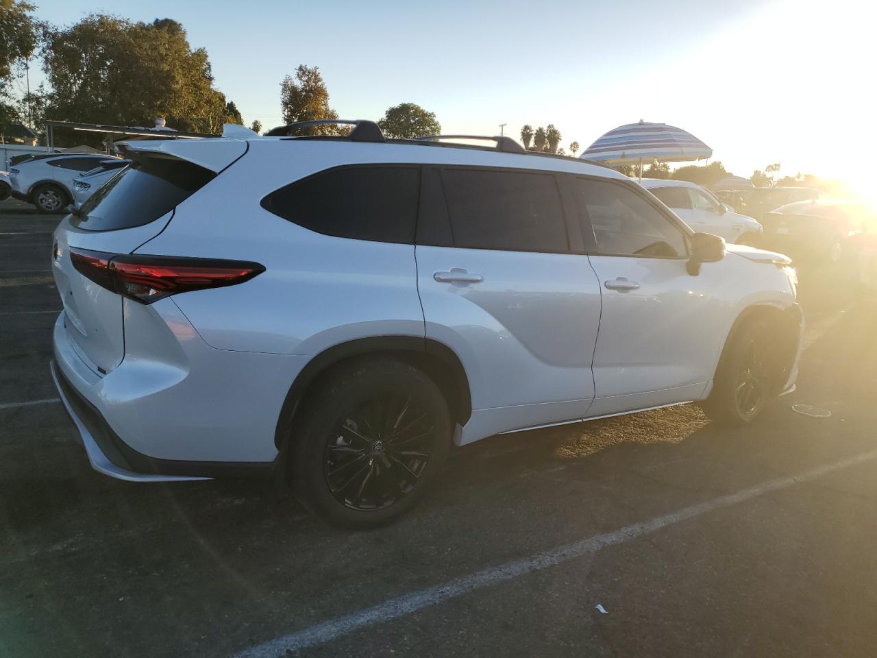 2023 Toyota Highlander - Image 3