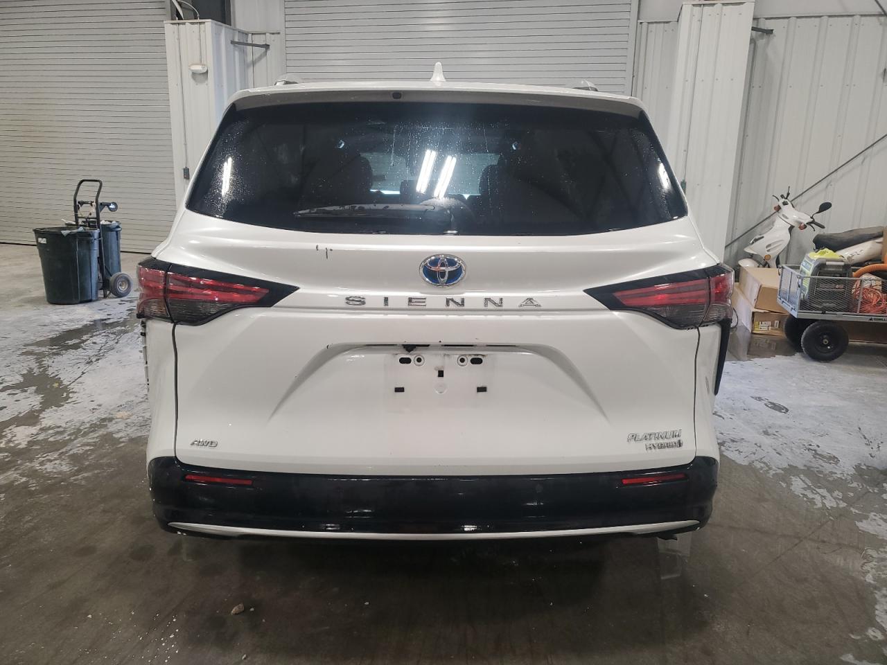 2022 Toyota Sienna - Image 6