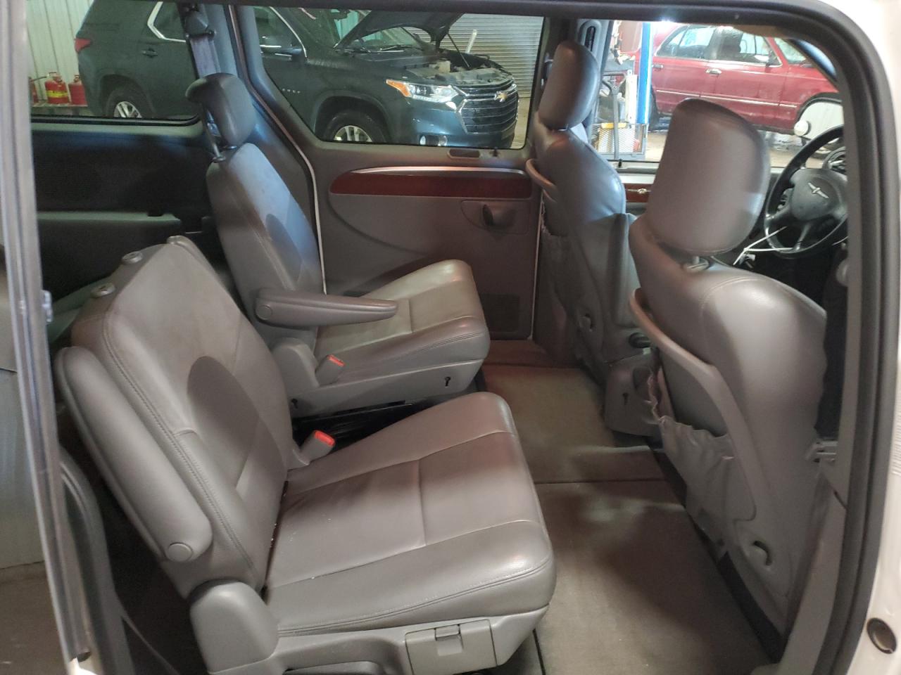 2005 Chrysler Town & Country - Image 11
