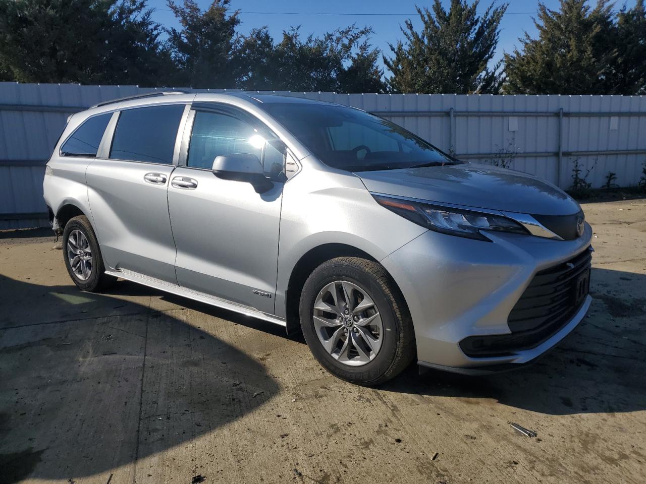 2021 Toyota Sienna - Image 4