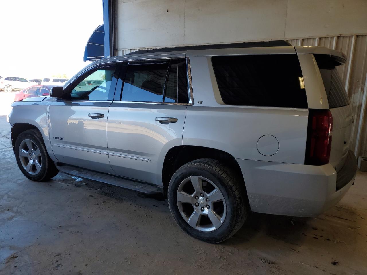 VIN 1GNSCBKC7KR137607 2019 CHEVROLET TAHOE no.2