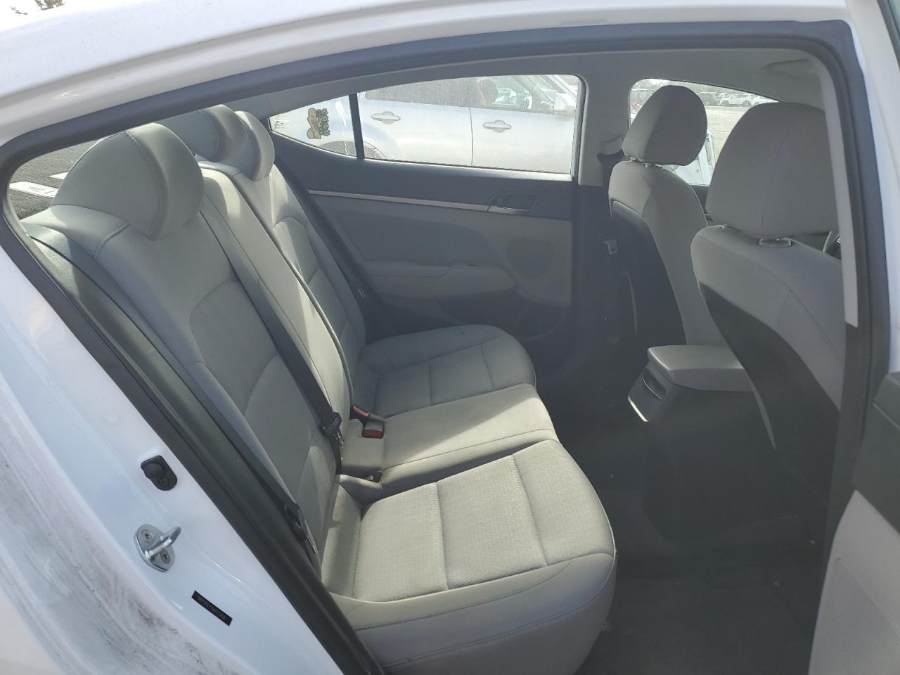 2017 Hyundai Elantra - Image 10
