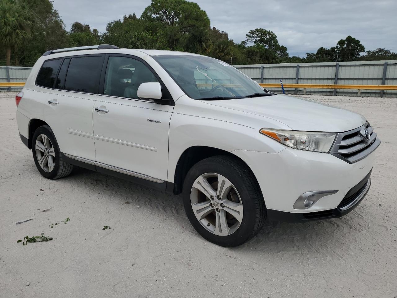 2013 Toyota Highlander - Image 4