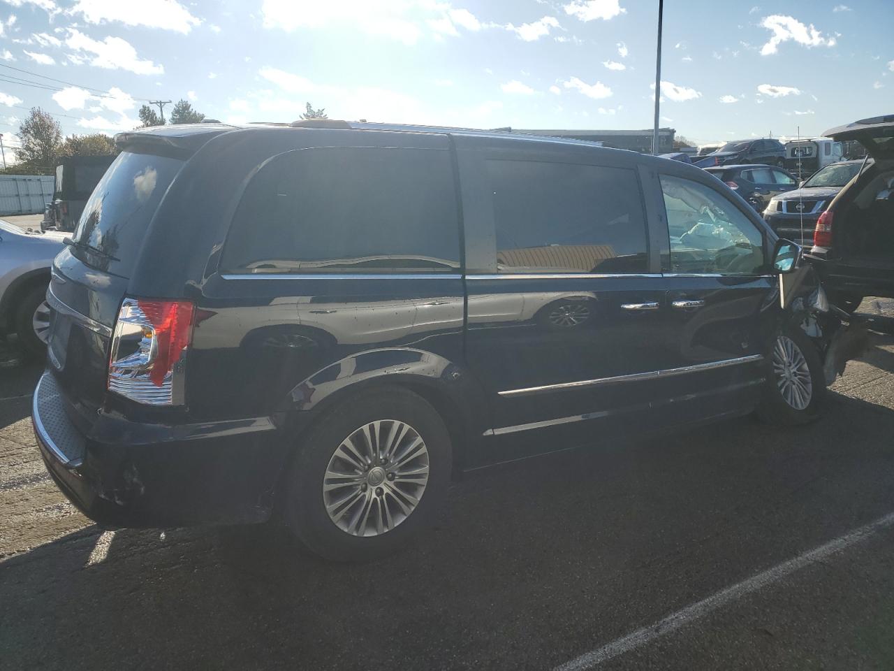 2014 Chrysler Town & Country - Image 3