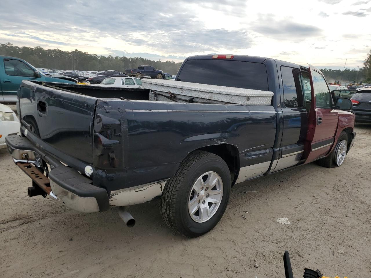 2007 Chevrolet Silverado - Image 3