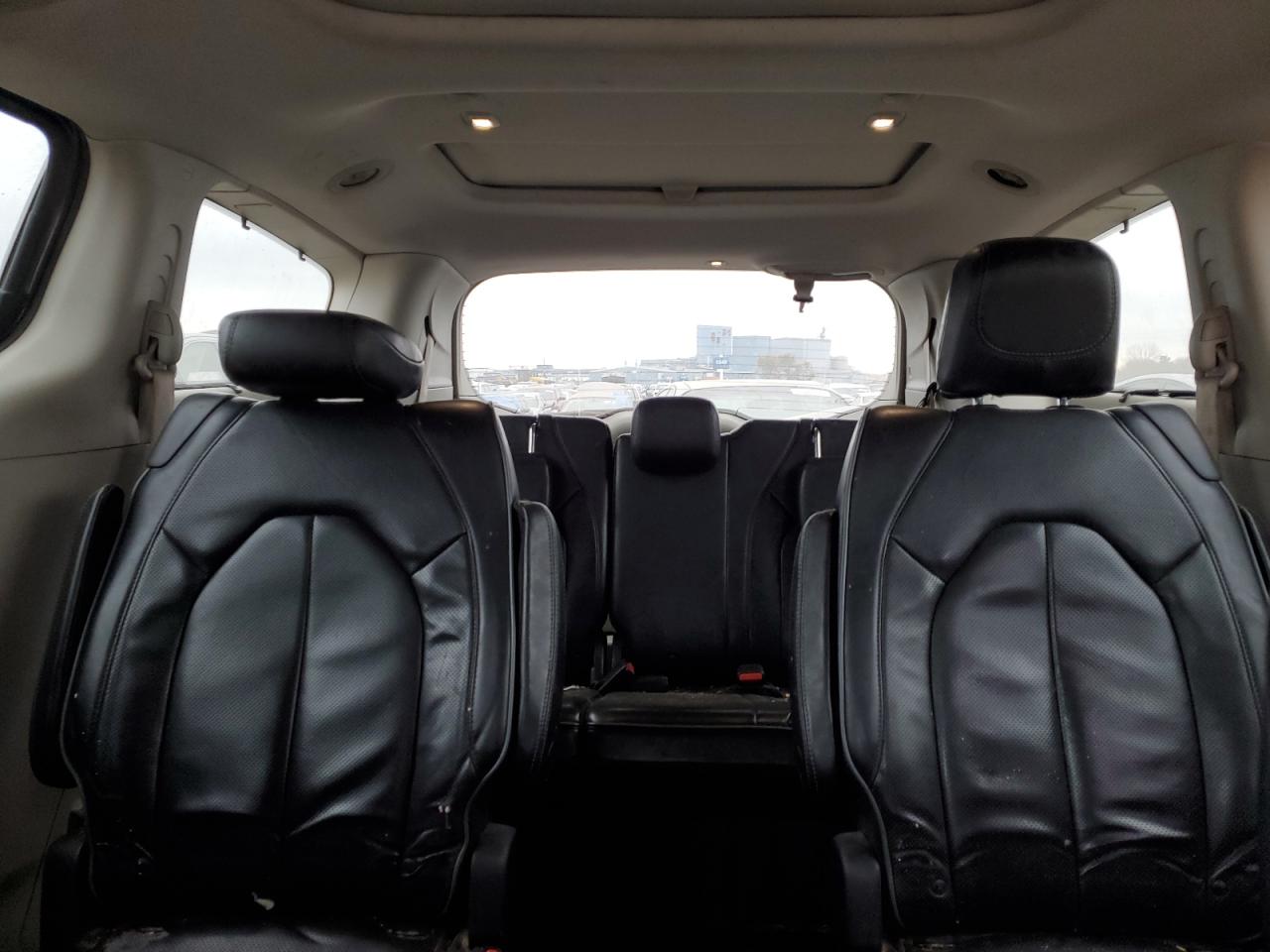 2017 Chrysler Pacifica - Image 10