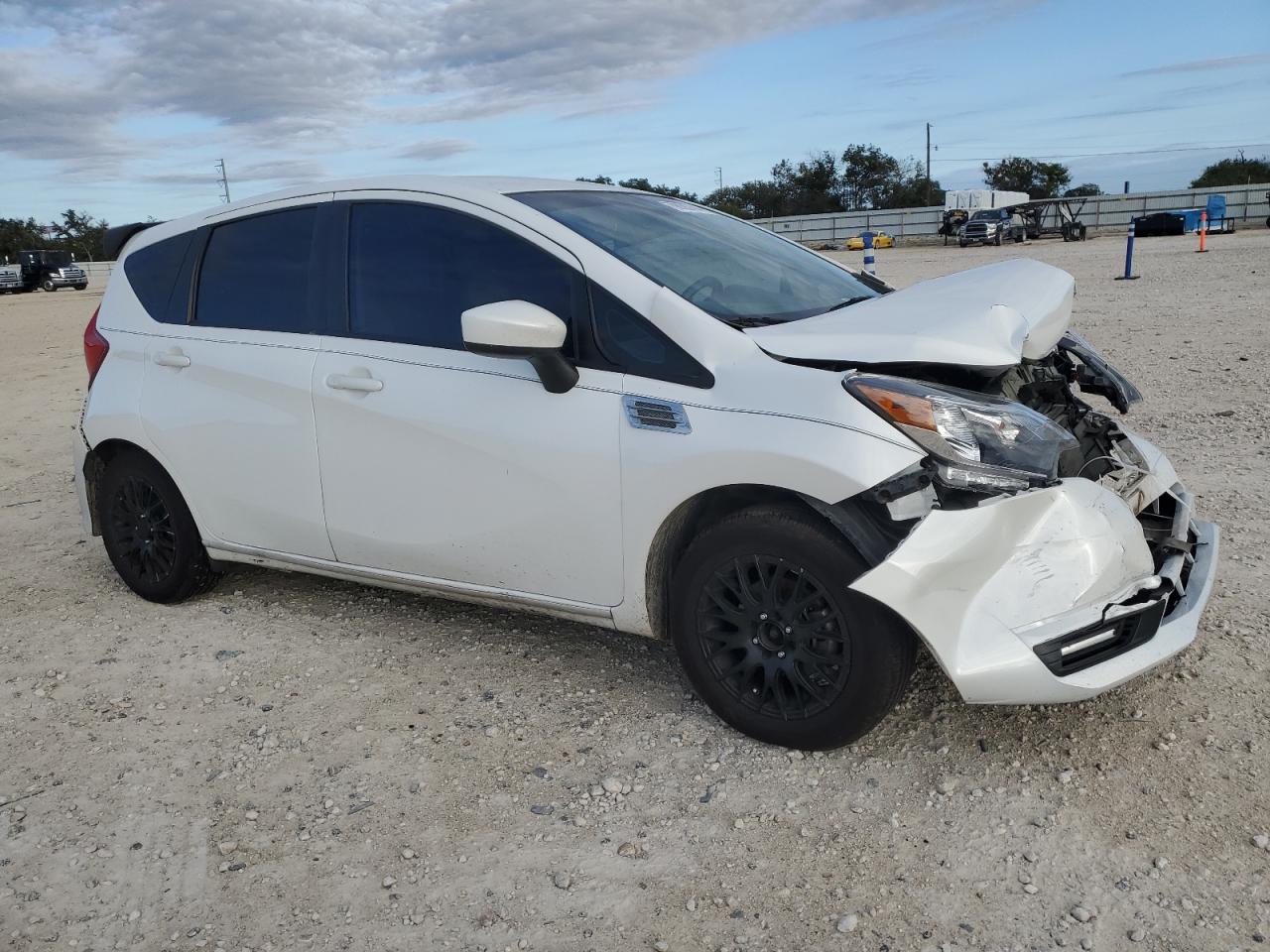 VIN 3N1CE2CP1HL366148 2017 NISSAN VERSA no.4