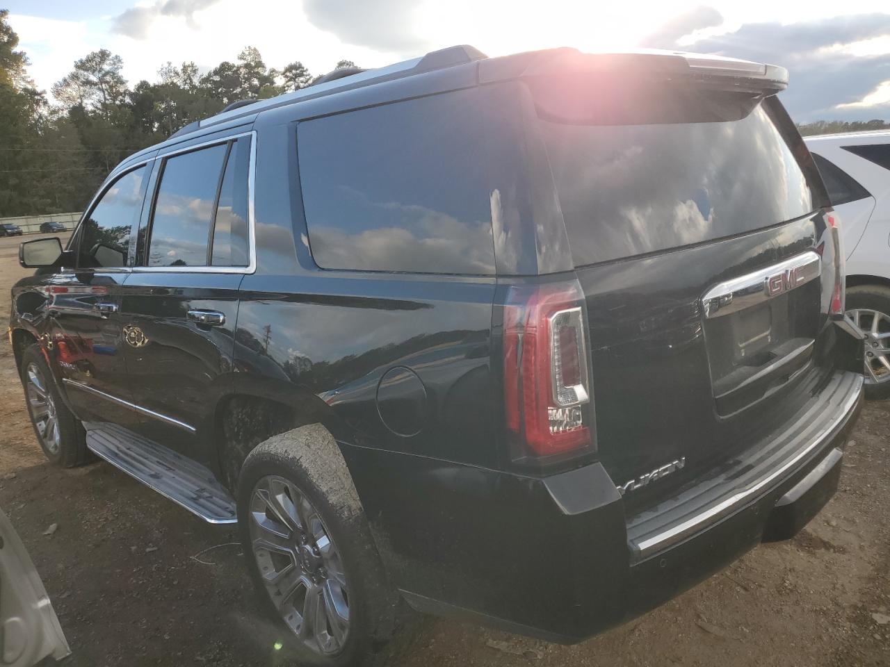 2015 GMC Yukon - Image 2