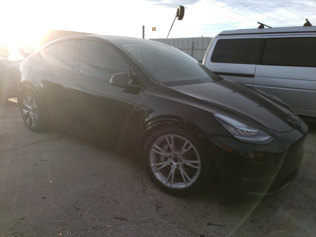 VIN 7SAYGDEE8NF328868 2022 TESLA MODEL Y no.4