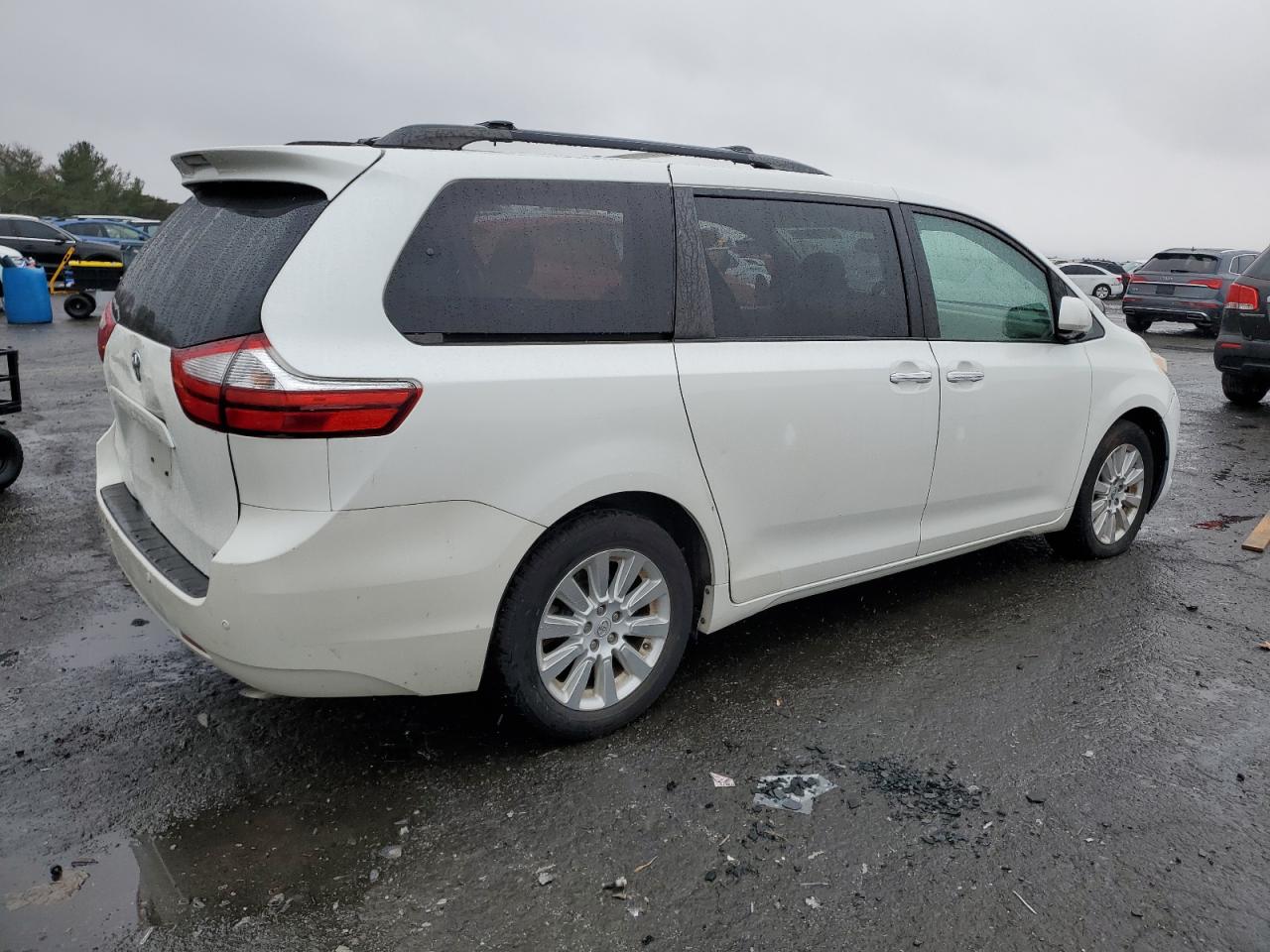 2015 Toyota Sienna - Image 3