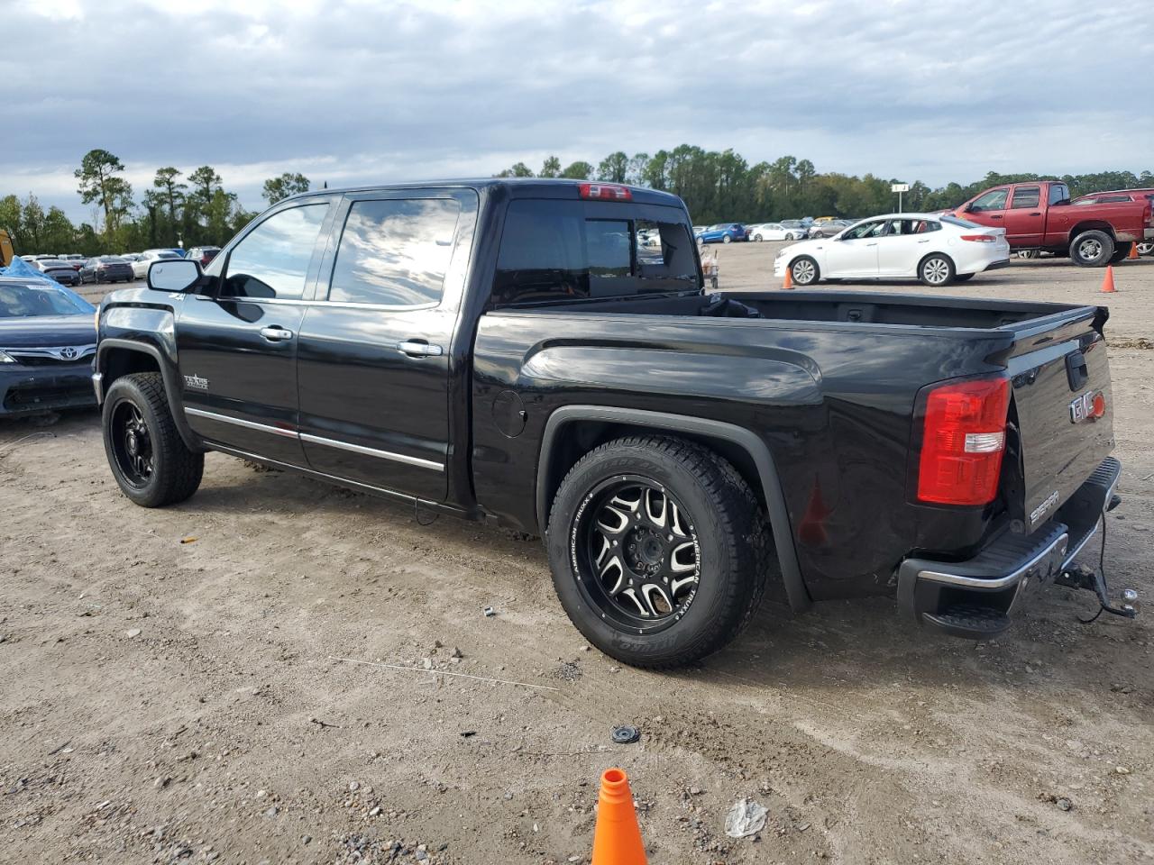 2015 GMC Sierra - Image 2