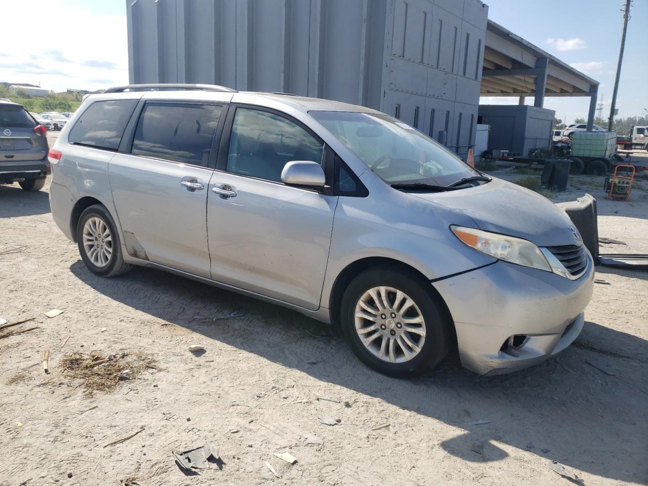 VIN 5TDYK3DC2DS400440 2013 TOYOTA All Models no.4