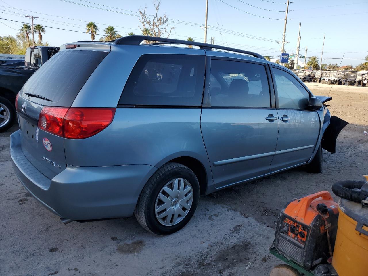 2010 Toyota Sienna - Image 3