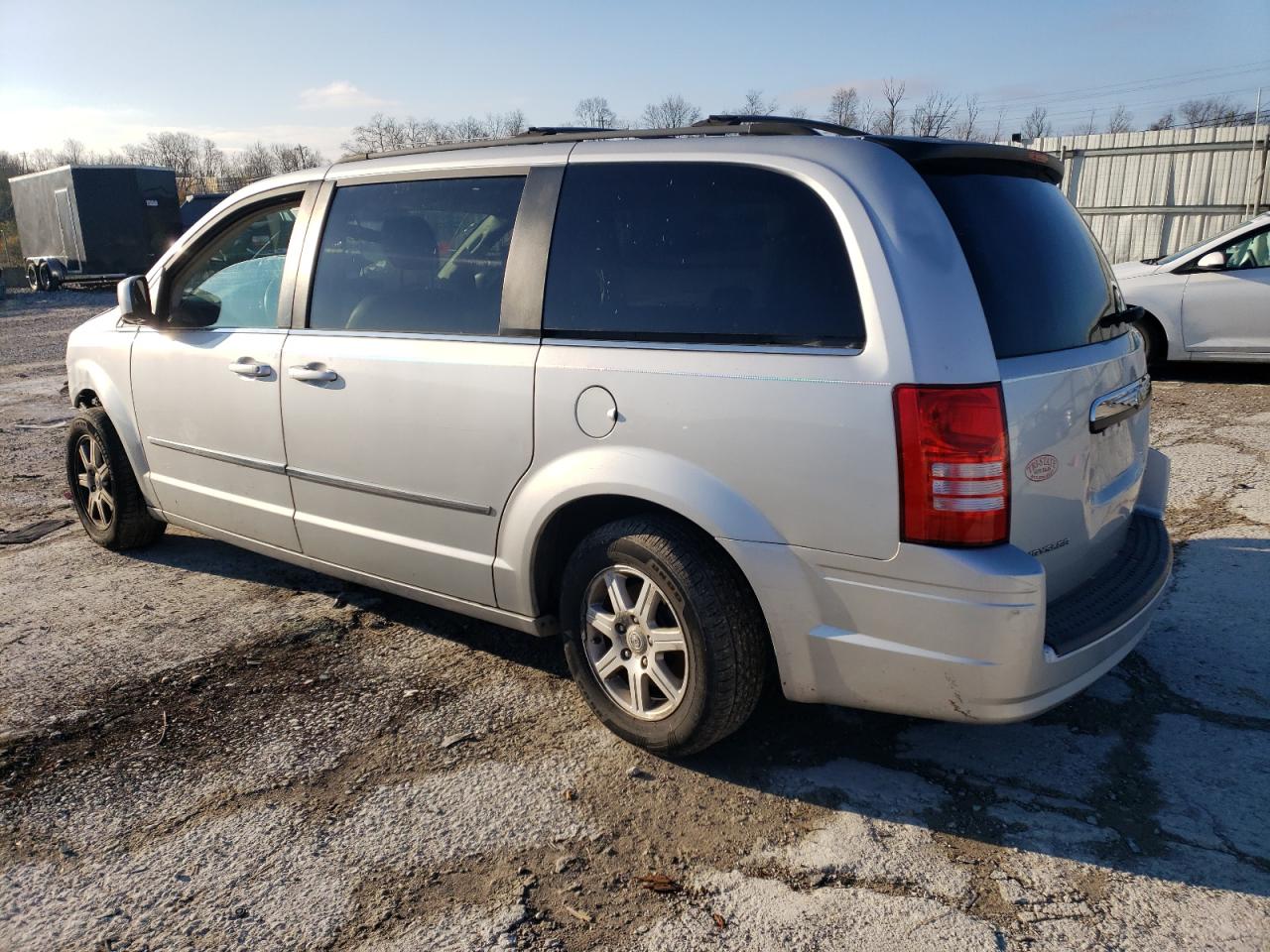 2009 Chrysler Town & Country - Image 2