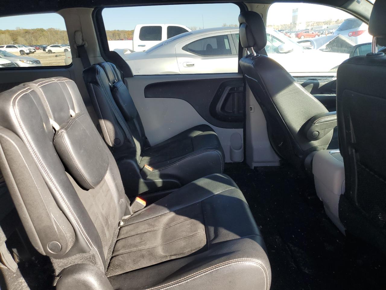 2019 Dodge Caravan - Image 11