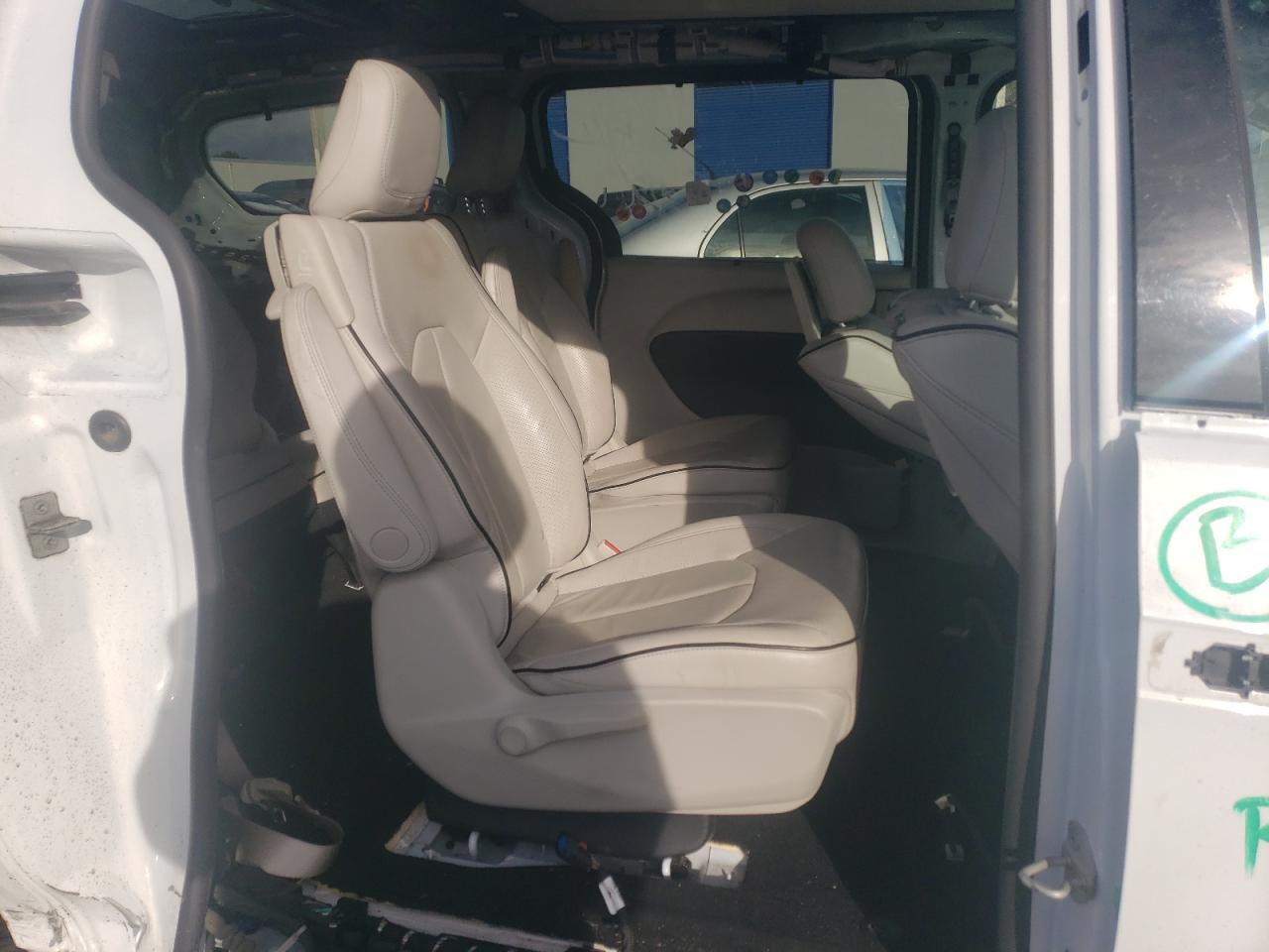 2019 Chrysler Pacifica - Image 11