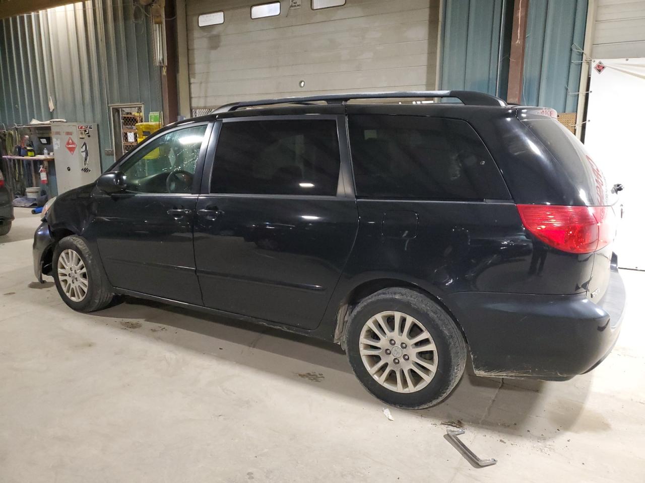2009 Toyota Sienna - Image 2