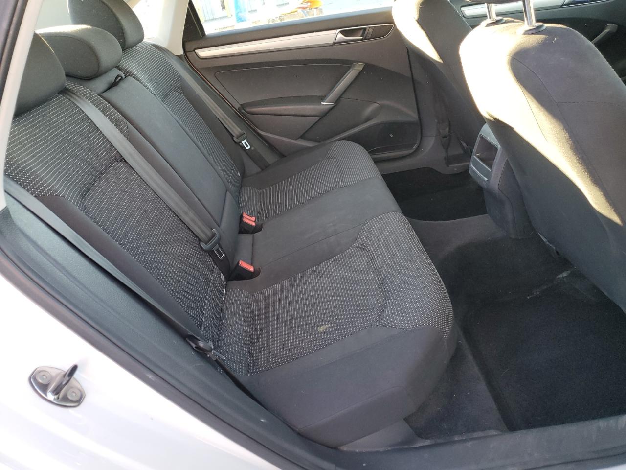 2016 Volkswagen Passat - Image 10