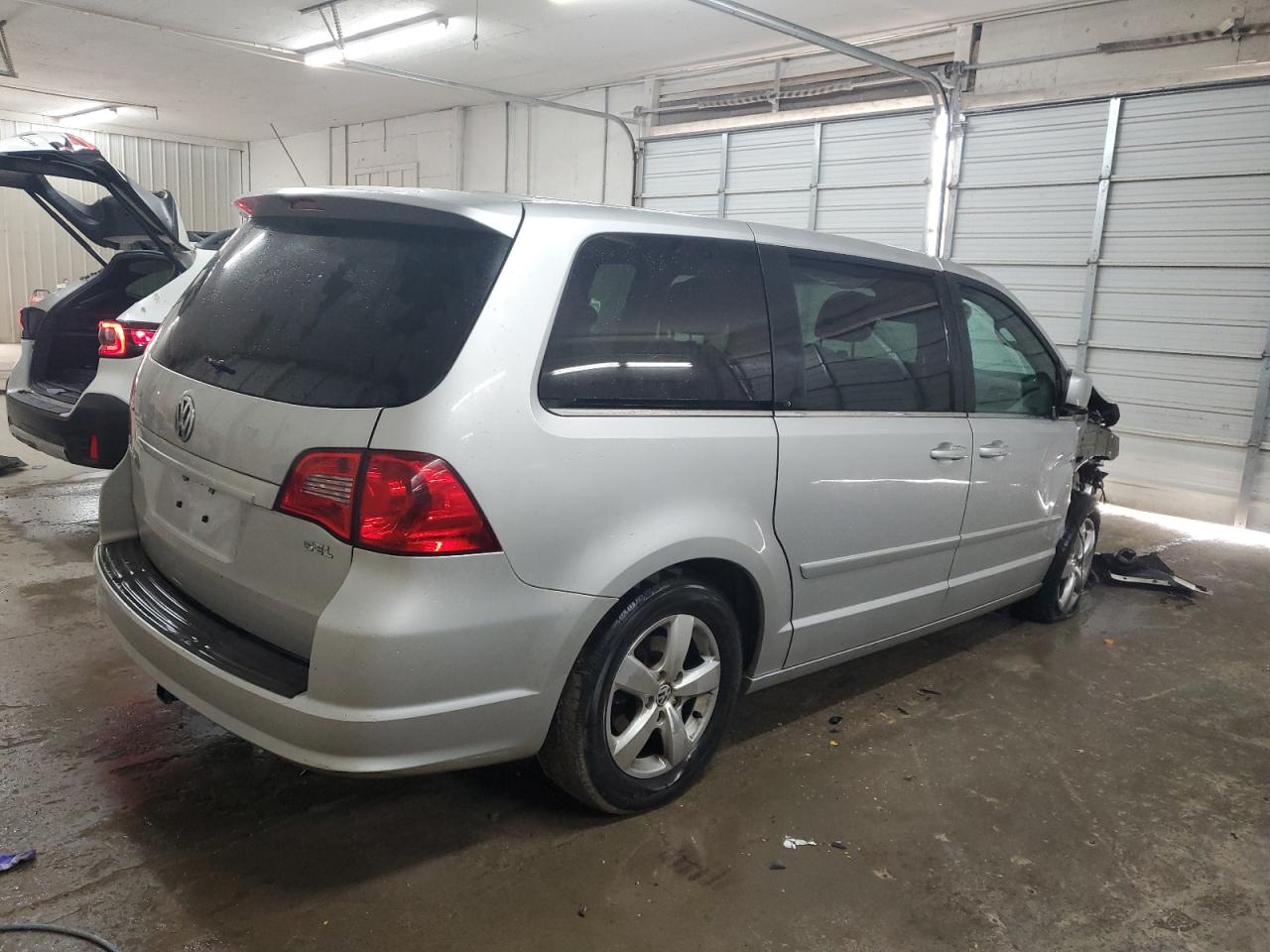 2009 Volkswagen Routan - Image 3