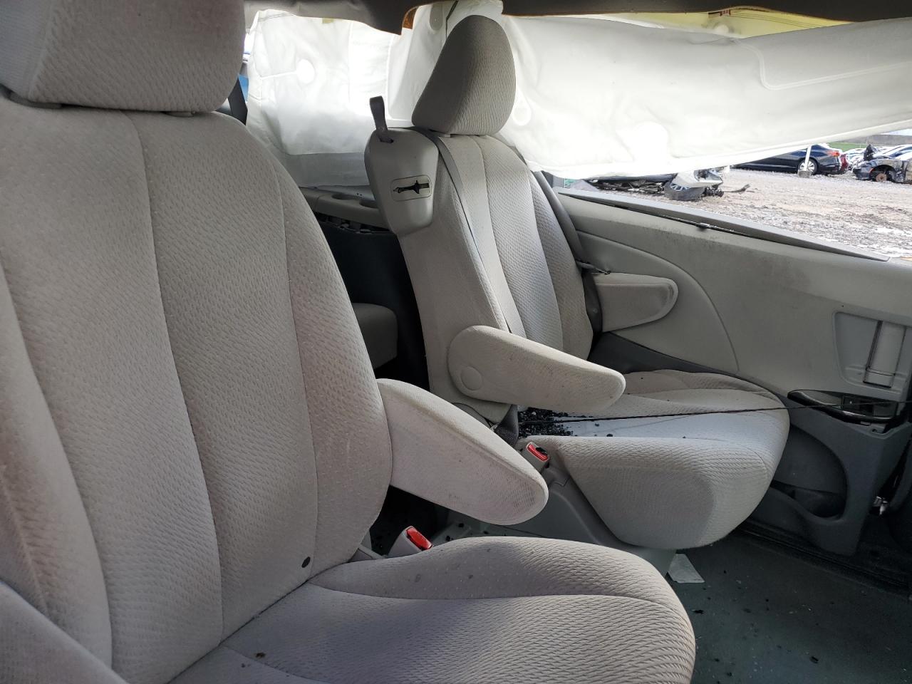 2013 Toyota Sienna - Image 10