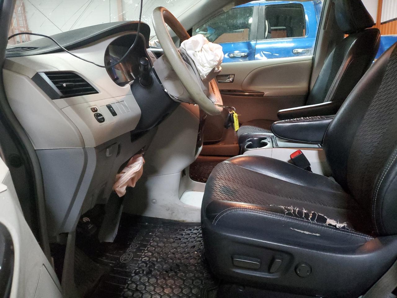 2013 Toyota Sienna - Image 7