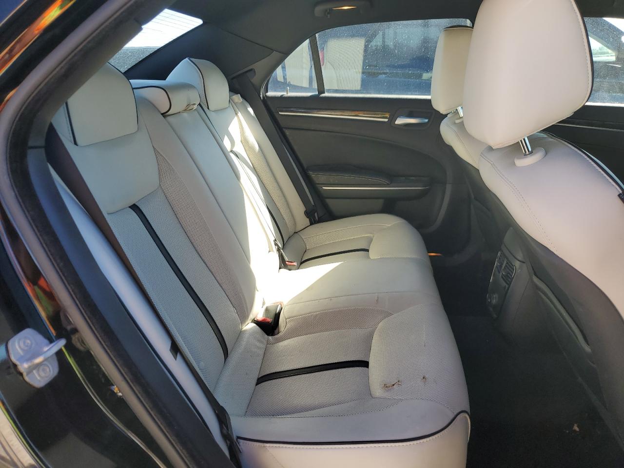 2013 Chrysler 300 - Image 10