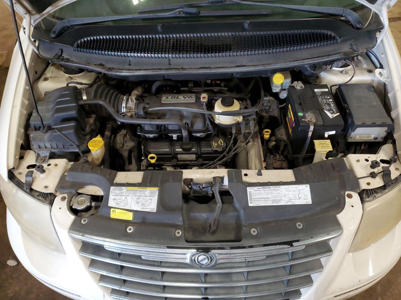 2005 Chrysler Town & Country - Image 12