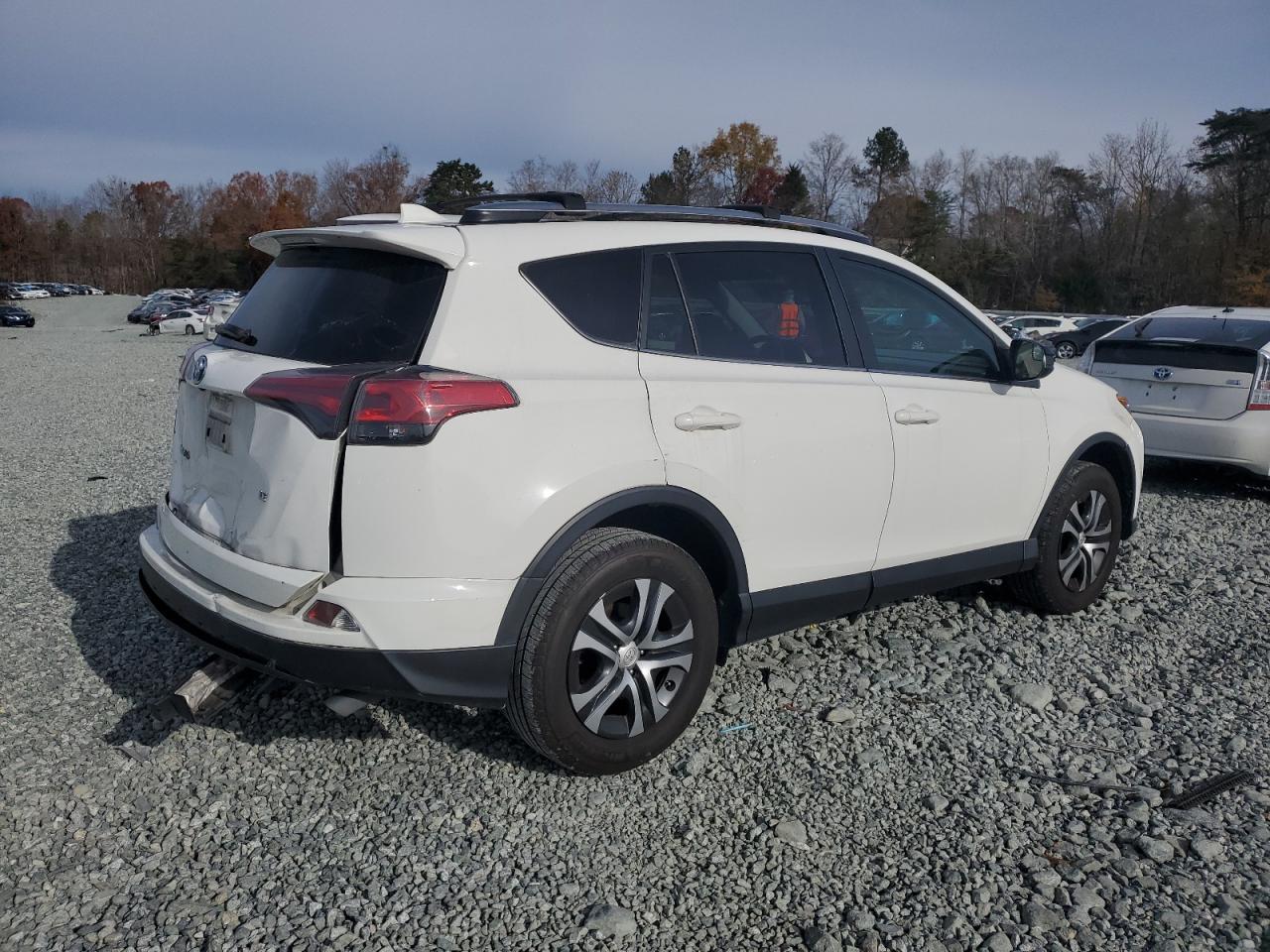 VIN JTMZFREV1HJ128686 2017 TOYOTA RAV4 no.3