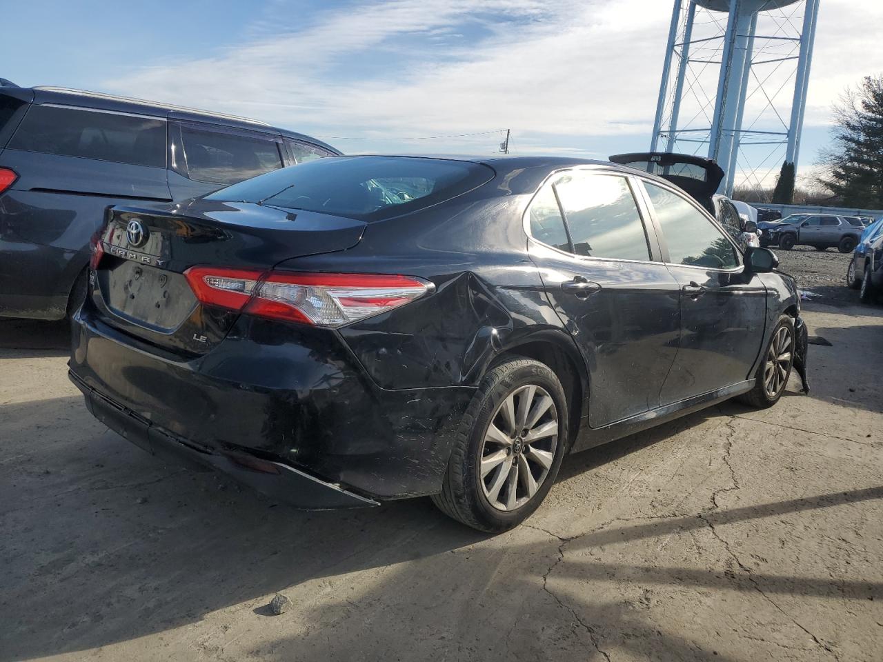 VIN 4T1B11HK1JU672558 2018 TOYOTA CAMRY no.3