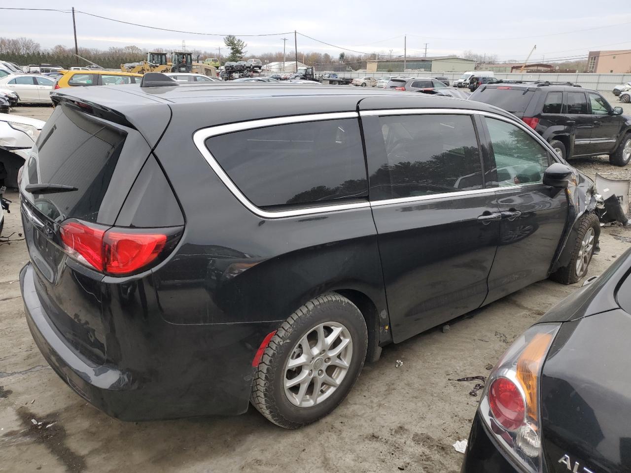 2017 Chrysler Pacifica - Image 3