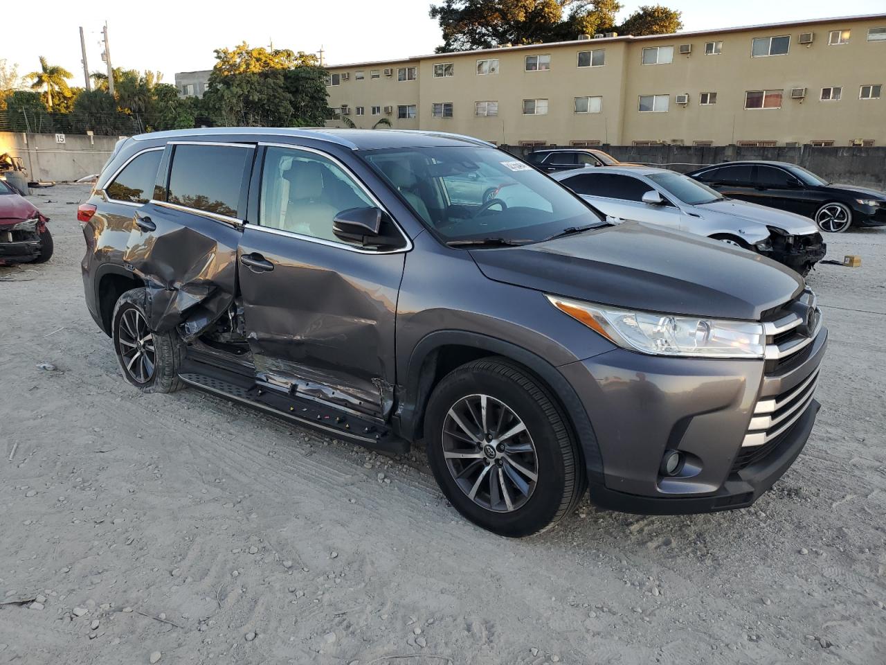 VIN 5TDKZRFH3KS319070 2019 TOYOTA HIGHLANDER no.4