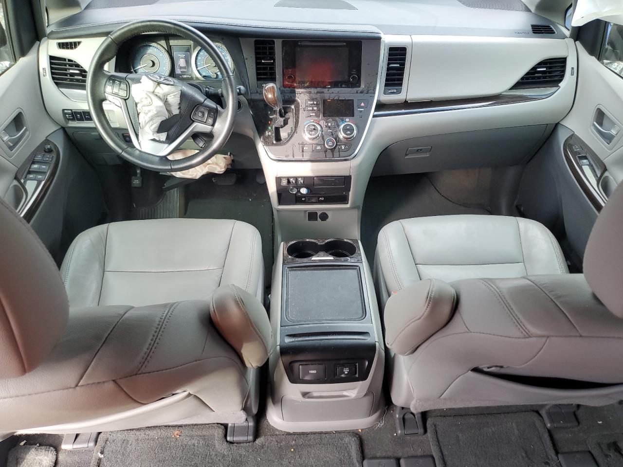 2017 Toyota Sienna - Image 8