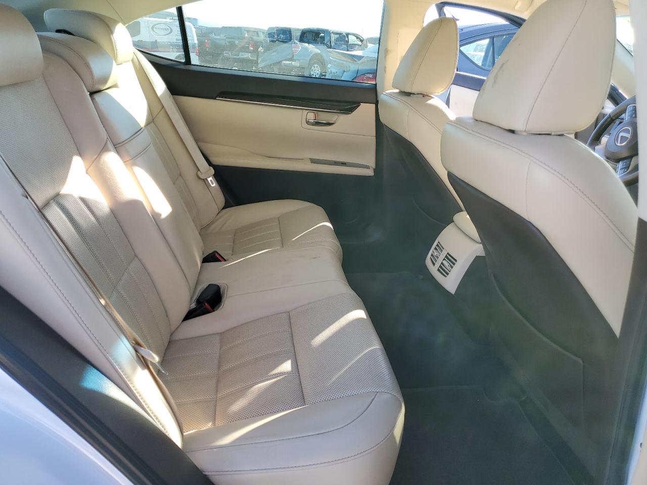 2016 Lexus ES - Image 10