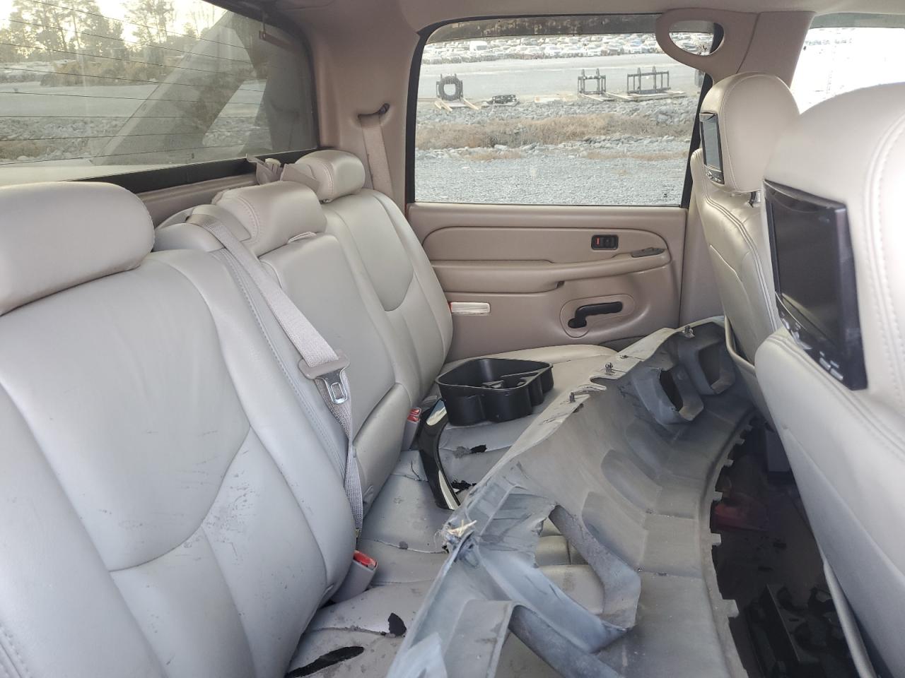 2005 Chevrolet Avalanche - Image 10