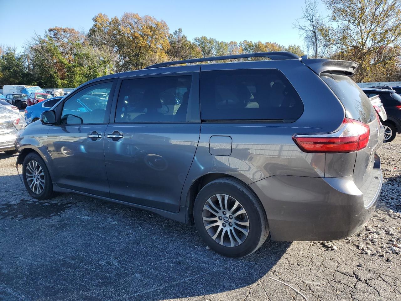 2018 Toyota Sienna - Image 2