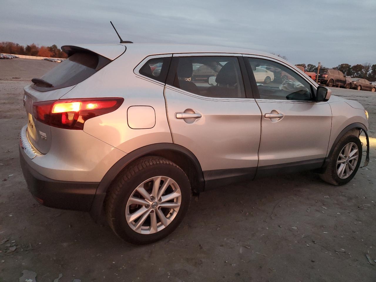 2018 Nissan Rogue - Image 3