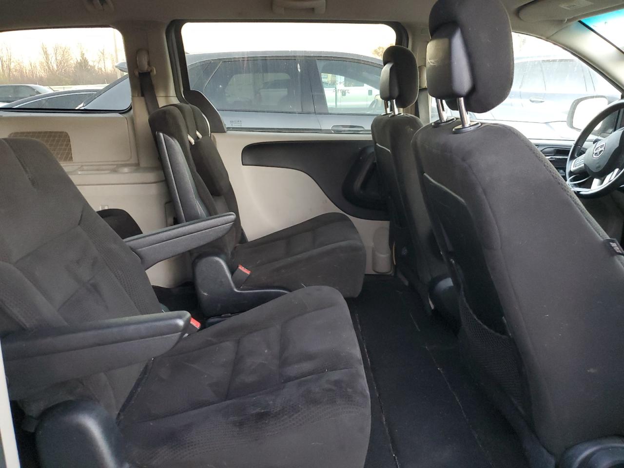 2016 Dodge Caravan - Image 11