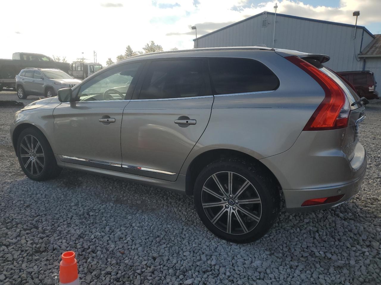 2016 Volvo XC60 - Image 2