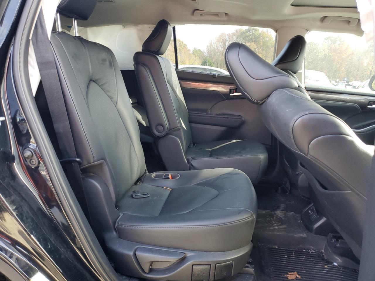 2021 Toyota Highlander - Image 12